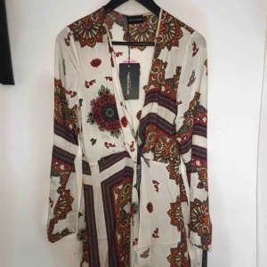  - En fin och unik klänning som är perfekt till sommaren. Aldrig använt. 