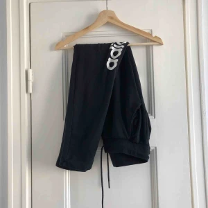  - Ett par mjukisbyxor från Adidas. Storlek 36/small, damstorlek. Skick: 7.5/10. Levereras nytvättade. Finnes på Södermalm, Stockholm. Kan postas men då står Du för frakten, (55kr). Mvh Marija & Nugget