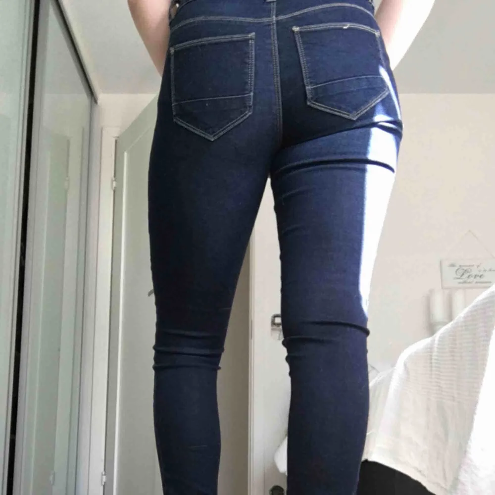 Ett par mörkblåa jeans från only i storlek 27/32. Inte använd många gånger. Jensen är i ett bra skick och köpta på jeansbolaget. Köpare står för frakt. . Jeans & Byxor.