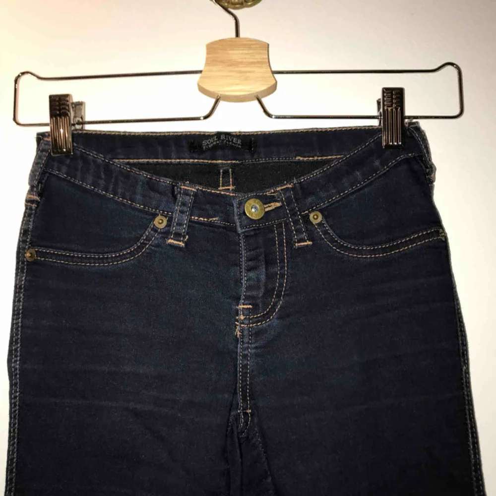 Mörka lågmidjade jeans i stretchiga material. Storlek XS🧡 . Jeans & Byxor.