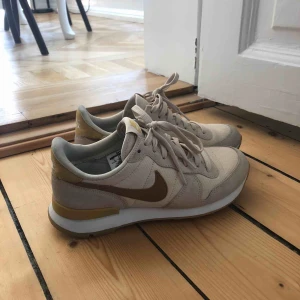  - Helt nya skor från Nike, använda 2-3 gånger. 
