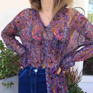  - Jättefin bohemisk blus i genomskinligt tyg🌈🌸