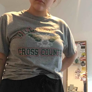  - En t-shirt köpt på Beyond Retro för 180kr. En snygg vintage tröja som sitter bekvämt, snygg att stoppa innanför byxorna. 