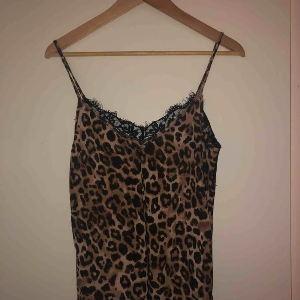 linne från ZARA med leopard möster, skriv om du är intresserad så fixar vi!!. Toppar.