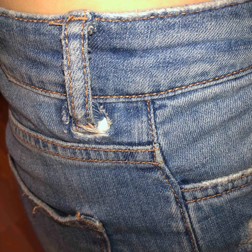 Säljer mina älskade bootcut jeans pågrund av att dom tyvärr har blivit lite för stora😢 Bra skick förutom att ena ”bandet” för skärpet har gått sönder (bild 2), det är dock ingenting jag tänker på. 😇 Möts upp i umeå. Annars står köparen för frakt.. Jeans & Byxor.