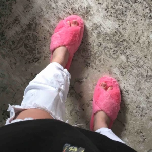  - Fick hem dessa Uuunderbara innetofflor idag som tyvärr är lite för små :( jag är storlek 38.5 så är dina fötter mindre än det så passar de förmodligen. Står storlek S/M på asos hemsida. Frakt ingår🌼🌼