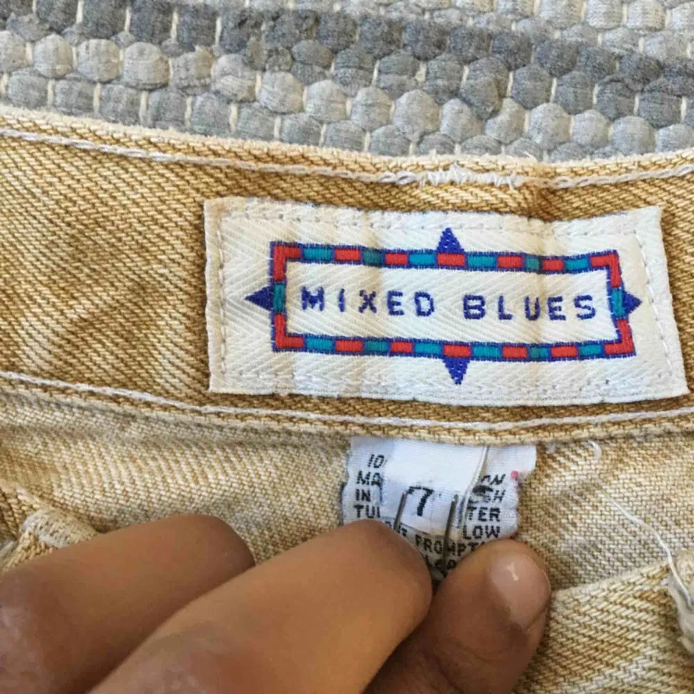 beige momfit jeans i nyskick köpta på humana. ptis kan diskuteras vid en snabb affär. Jeans & Byxor.