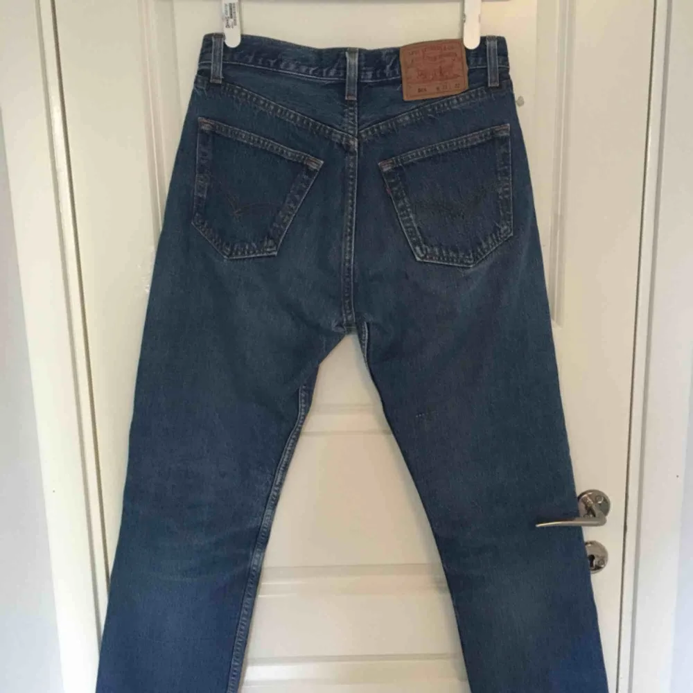 Jättesnygga Levi’s jeans i modellen 501. De är dock lite små i storleken, annars är de jättefina. Färgen är mörkblå.  Betalning sker via swish💛 Kan mötas upp i Uppsala.. Jeans & Byxor.