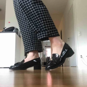  - så classy och snygga skår ifrån hm. dem ser såå bra ut, och med lite klack får man någon extra centimeter ;) har varit älskade av mig, men har även tagits god hand om. nu letar dem efter en ny ägare. hör av er gärna ! <33