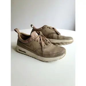 Nike AirMax Thea sneakers in army green colour. Size 37,5