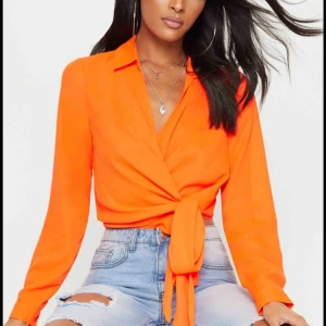  - Snygg orange tröja från prettylittlething. Aldrig använd! Passar både XS och S.