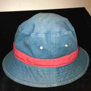  - En bucket-hat man kan vända ut och in för olika mönster 