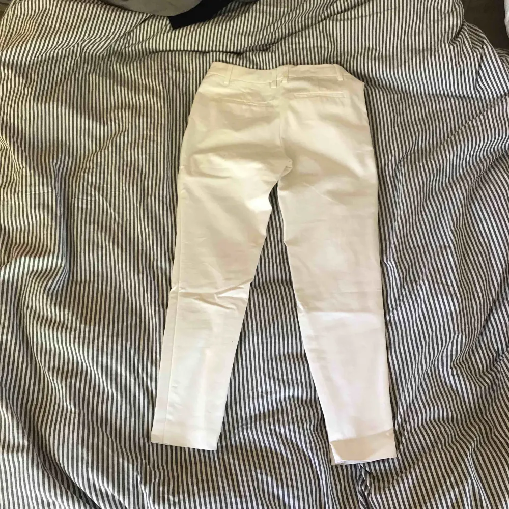 Vita kostymbyxor från BikBok. Använda en gång och är i mycket bra skick. Dragkedja nertill och riktiga fickor fram. Vid köp tillkommer fraktkostnad.. Jeans & Byxor.