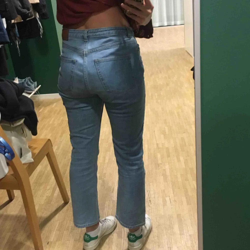 Supersköna stretchiga Monkijeans som bara ligger - passar S som M.. Jeans & Byxor.