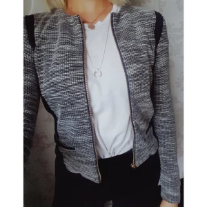  - Tunn mjuk kavaj/jacka från Vero Moda. Grå vit svart. Skön och stilren. Kort modell. 