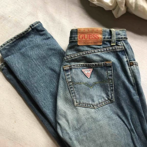  - Köpt här på Plick men va för små! Guess jeans, riktigt snygga!! • frakt tillkommer 🌼  Obs. Dom ser ut att tidigare ägare sytt in byxorna i midjan midjan! Uppger samma storlek som gavs mig, problemet för mig är att jag har för stor rumpa för byxorna!