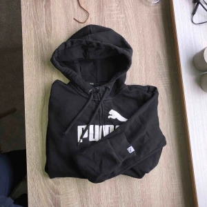  - Svart kofta med zip hela vägen från Puma. Defekt ser ni på bilden på ena ”draget” som är borta - annars är tröjan i väldigt fint skick. 