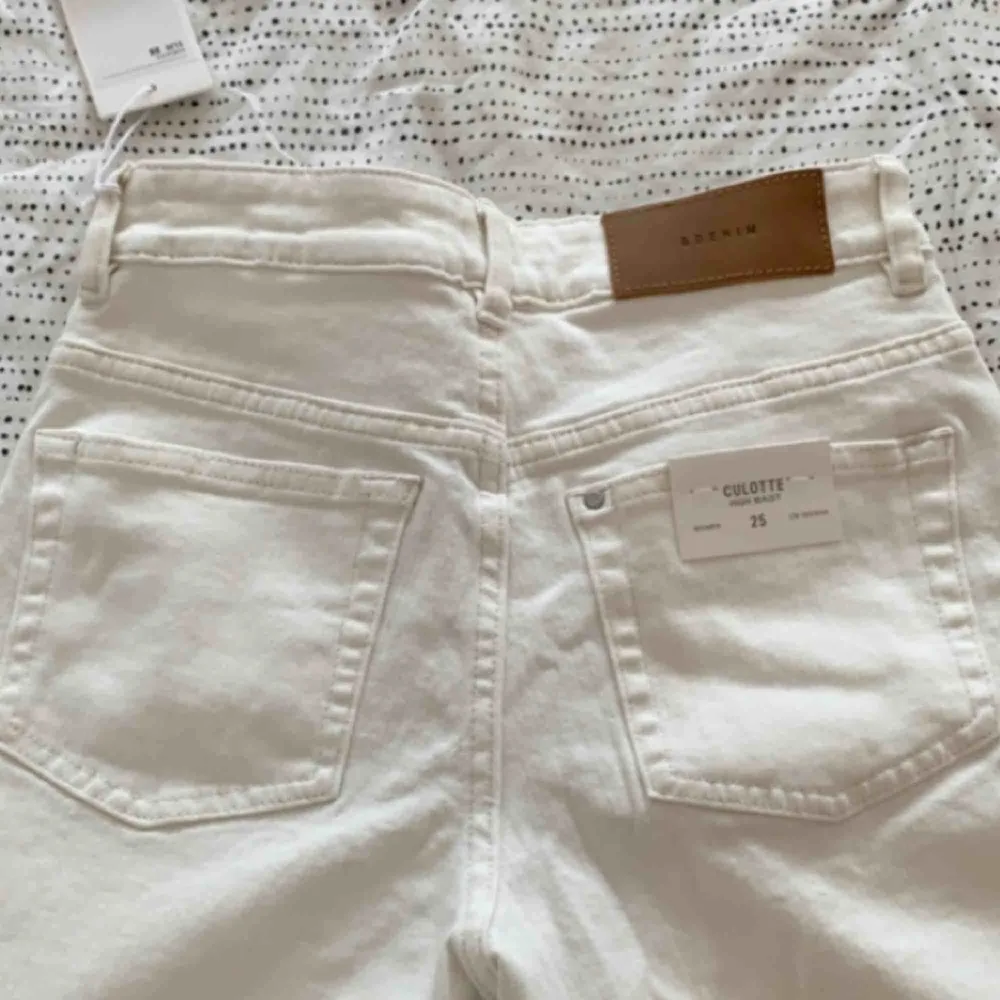 HÄMTAS TROLLHÄTTAN (fraktas ej) - Vita culotte jeans från H&M. Aldrig använda. Hög midja. . Jeans & Byxor.