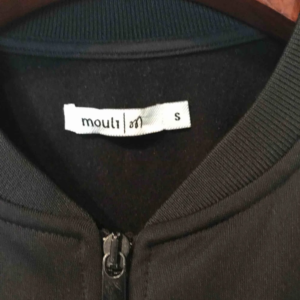 Zip tröja från Mouli, adidas inspirerad.   Köparen står för frakten och betalning sker på swish. Hoodies.