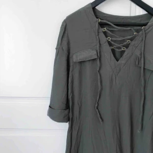  - Klänning i lite lösare modell! Använd 1 gång 
