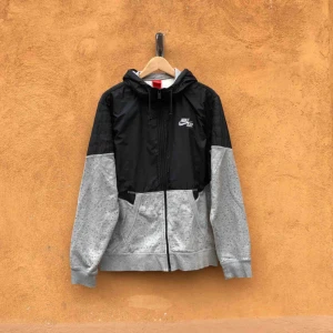  - Nike Air hoodie i trevligt använt skick. Kan hämtas i Uppsala eller skickas mot fraktkostnad. Storlek XL.