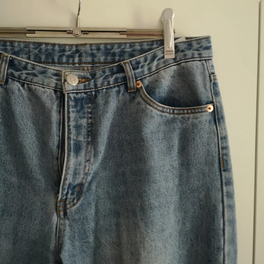 Jeans från monki! Avslappnad passform med slitningar över knäna 😊 i priset ingår frakt 🌻. Jeans & Byxor.