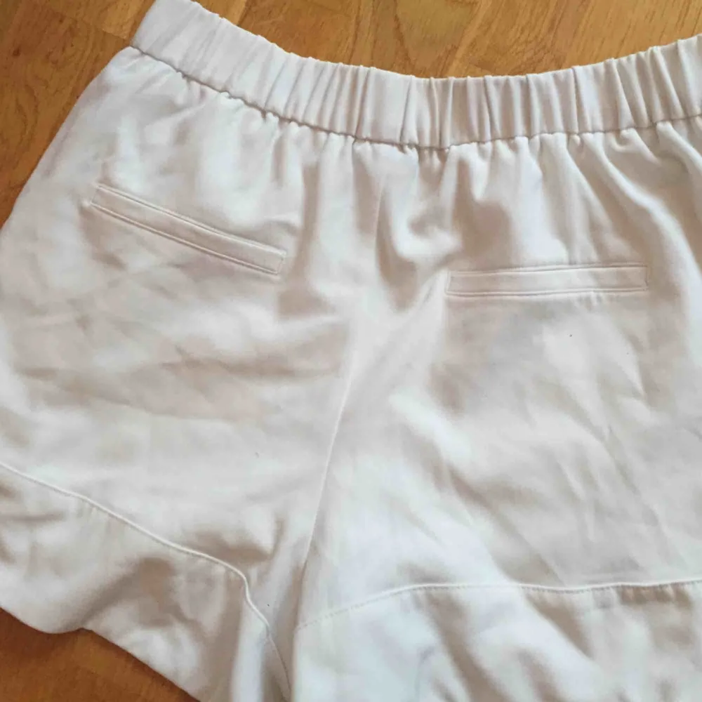 Jättefina vita  shorts som tyvärr är försmå För mig. Passar S-M Stl 38 Gina tricot Resår i midjan   . Shorts.