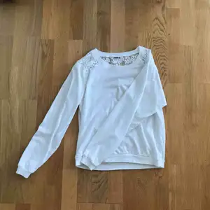 Jättefin tröja med unik baksida. Från factorie, säljs då den inte kommer till användning