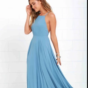  - Väldigt fin fest/balklänning i en fin blå färg med korsade justerbara smala band i ryggen.