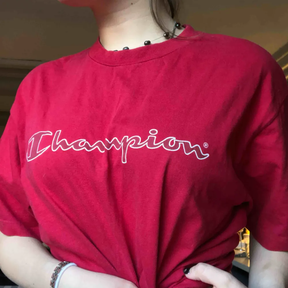 Röd Champion t-shirt as snygg!! Frakt tillkommer 😇. T-shirts.