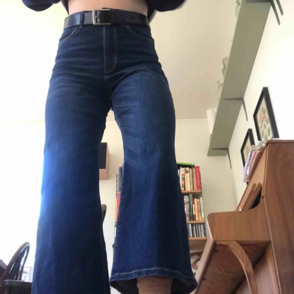 Skitsnygga Utsvängde jeans som jag köpte secondhand. Samma form på jeansen som på Ace från weekday, fast lite kortare. Aldrig använda och jättefint skick men säljer pga liknande redan. . Jeans & Byxor.