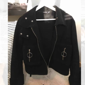  - Jacka från boohoo i storlek 40, passar mig med strl 36 o sitter då lite oversized! 