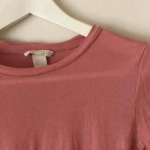  - Rosa T-shirt från hm. Kan mötas upp i Gbg, annars tillkommer frakt✨