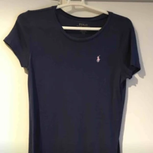  - Ralph lauren T-shirt  Använd 1-2 gånger som ny!! Är ifrån barnavdelningen men är som S i storlek