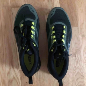  - Traillöparskor från asics storlek 37