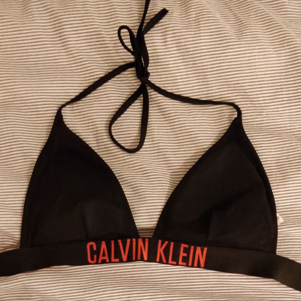 Säljer min Calvin Klein bikini för jag inte använder den längre. Skit snygg bikini som sitter skit bra.  Nypris: 650kr. Övrigt.