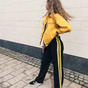  - Svarta flowiga byxor med gula sträck! Riktigt coola men har många byxor. Från madlady, och inköpspriset är 500kr. !! Köpare står för frakt !! ❤️