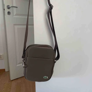  - Lacoste väska❤️