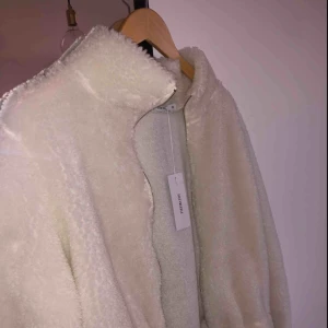  - Helt ny teddyjacket i vit päls, jättefin och bra passform. Till en XS (som jag har) blir det lite oversize och jättefint. Den har etikett och allt kvar.