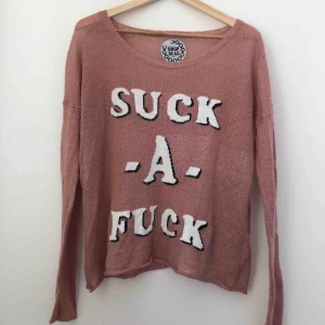  - Rosa stickad tröja från drop det med texten ”suck a fuck”. Stor i storleken så skulle lätt passa m också! sparsamt använd. <3 Kan mötas upp i roslagsbanan eller stockholm, annars står du för frakt.