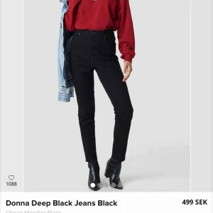  - Mom jeans från NA-KD strl 27/32. Säljes då de inte kommer till användning, sitter snyggt på, sparsamt använda och säljes tvättade, i fint skick. 400kr, frakt är inräknat i priset🌻