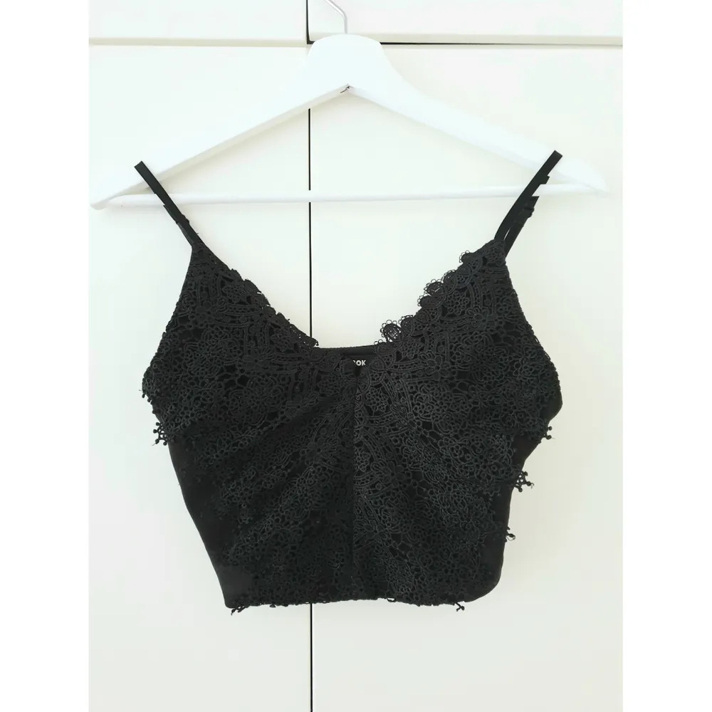 Black laced crop top from Bik Bok size XS. Toppar.