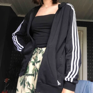  - Adidaströja med dragkedja! Säljs pågrund av att den inte används längre. Bra skick. Kontakta för mer detaljer!