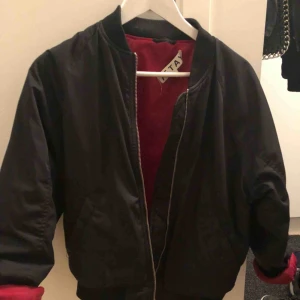  - Snygg och cool bomberjacka i storlek M. Nypris 699 kr, köpt på Carlings, märket är stay 🌹