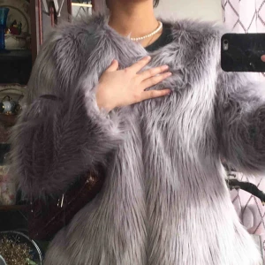  - Pälsjacka som aldrig använts! I grå färg i strl M men jag är en XS! 