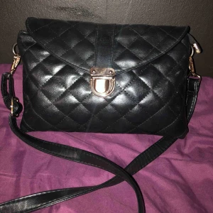  - Ny fin svart Winston axel väska med gulddetalj väldigt fin och lätt att bära.  Finns i Västerås att hämta eller postas och köparen står för frakten.