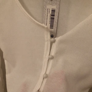 Ribbad kofta - Helt ny. Populär ribbad cropped kofta med fina knappar. Då jag är mitt i en flytt kommer jag inte ha möjlighet att ta bilder med plaggen på, bilderna som ligger ute är de som gäller.