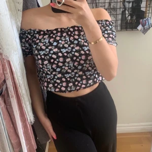 Blommig offsholder - Söt blommig offsholder. Köparen står för frakt. Går att mötas upp i Jönköping:)