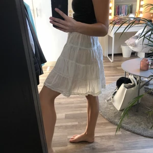 Sommarkjol - Jättesöt och fin kjol som jag köpte väldigt liten men då satt den som en lång kjol pga jag var plutt. Nu sitter den som en vanlig kjol och är töjbar i midjan. Köpare står för frakt.