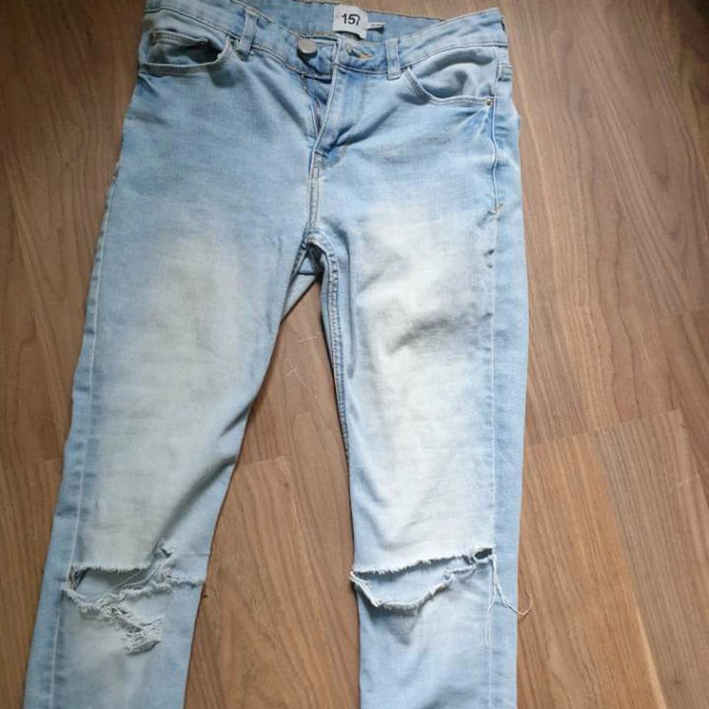 Ljusblå jeans som gör MIRAKEL för rumpan. Rätt låg midja. Säljer då jag växt ur som. . Jeans & Byxor.